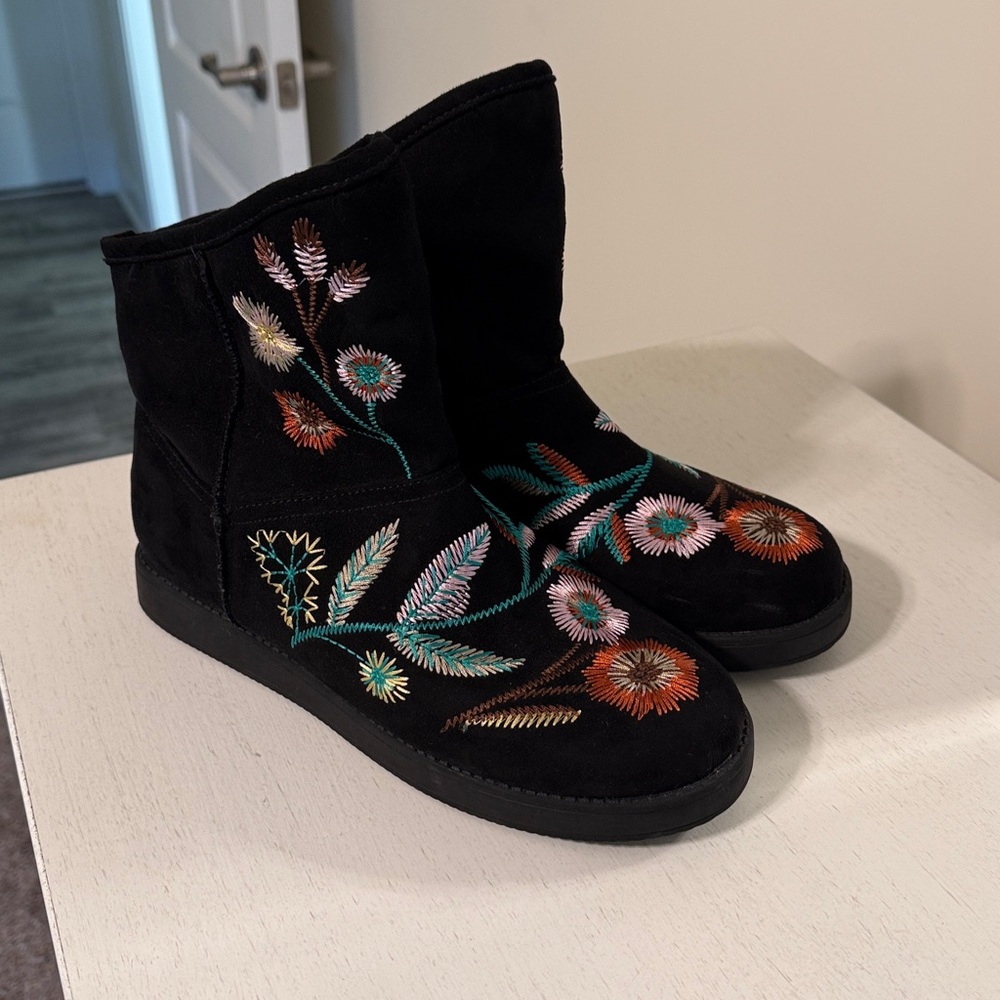 Indigo Rd Women’s Ahoy Black Ankle Boots with Floral Embroidery / Size 10 / NWOT